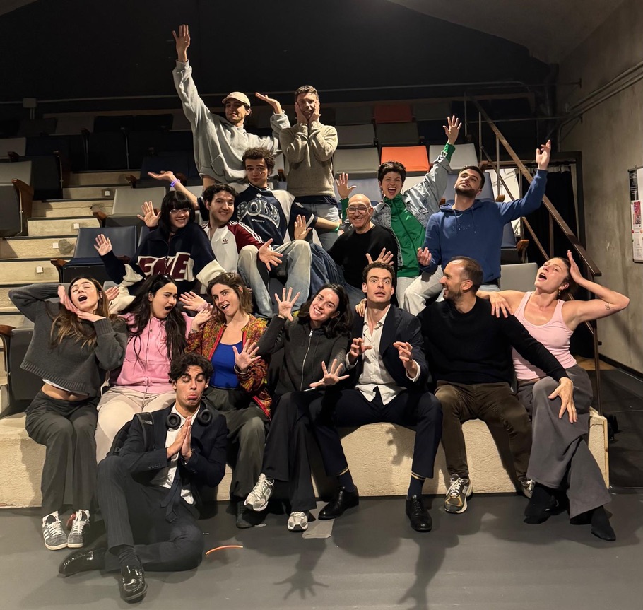 Fotografía de grupo en un espacio de formación teatral