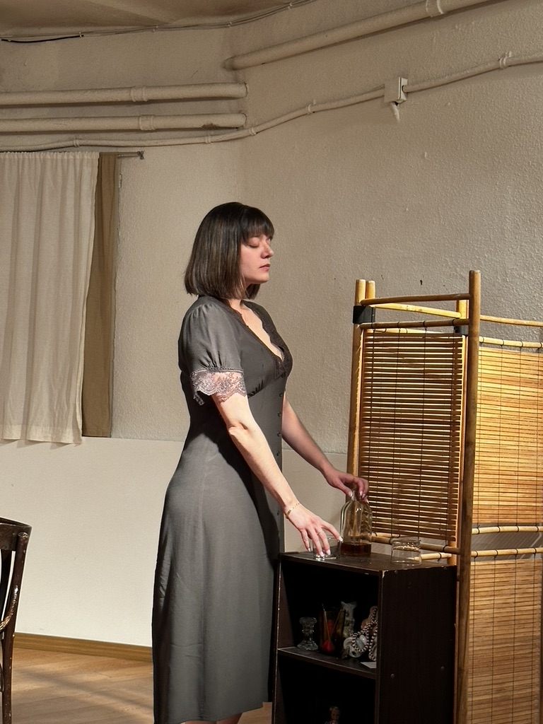 Mar durante una escena junto a un biombo