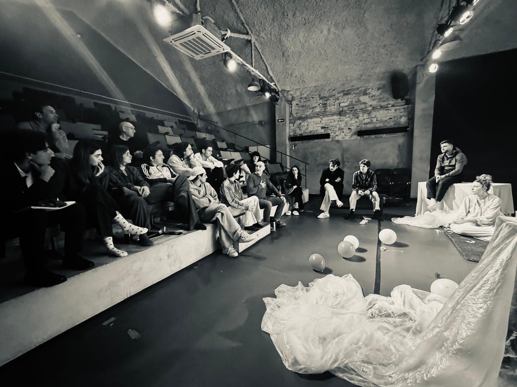 Momento de trabajo compartido en un espacio teatral